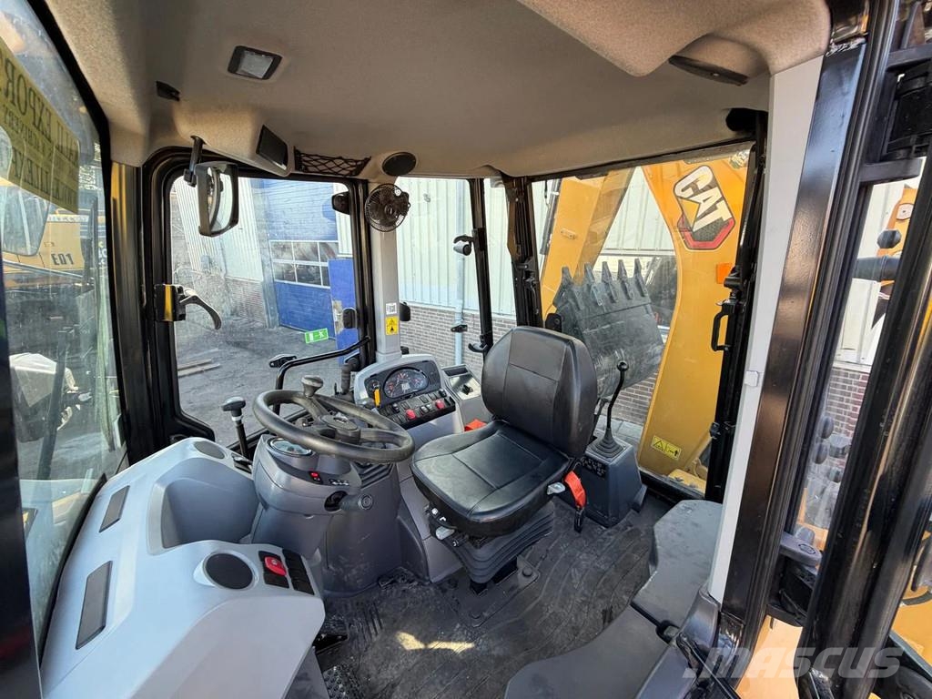 CAT 424 Backhoe Loader - Rock Bucket With Teeth - Side Graaf-laadcombinaties
