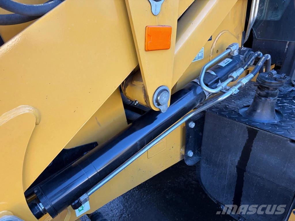 CAT 424 Backhoe Loader - Rock Bucket With Teeth - Side Graaf-laadcombinaties
