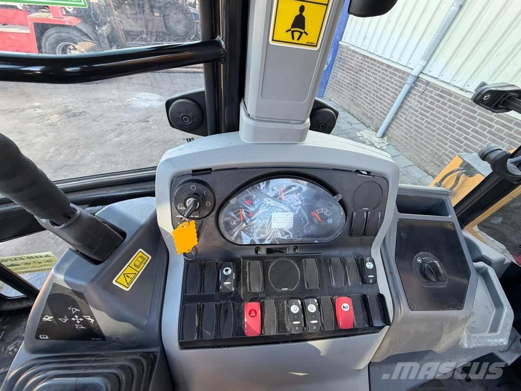 CAT 424 Backhoe Loader - Rock Bucket With Teeth - Side Graaf-laadcombinaties