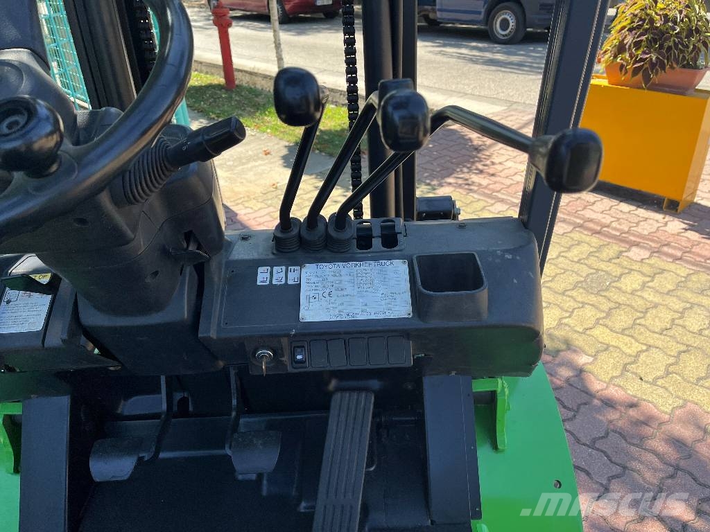 Toyota 7FGF25 /40/ V-4178 IO Gas Stapler