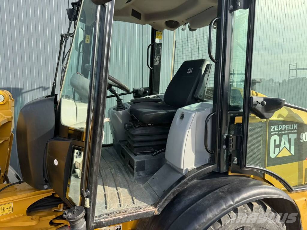 CAT 906M Фронтальные погрузчики