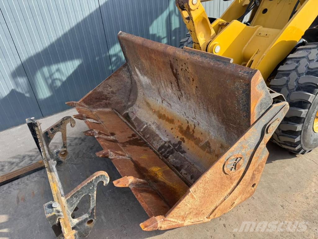 CAT 906M Фронтальные погрузчики