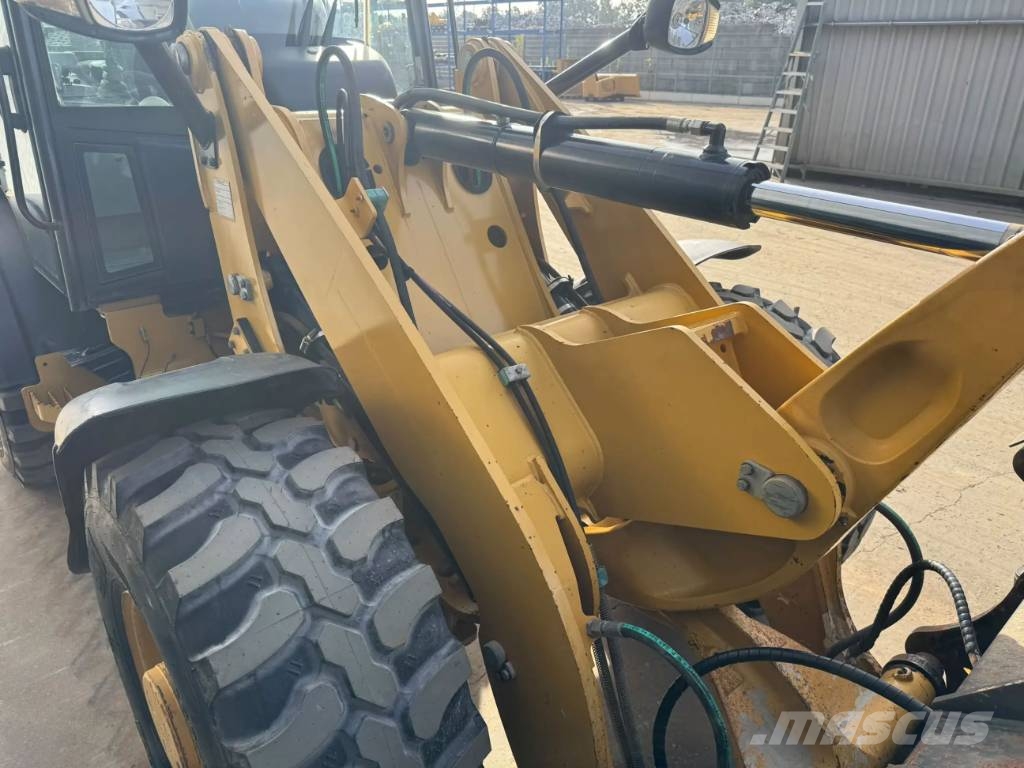 CAT 906M Фронтальные погрузчики