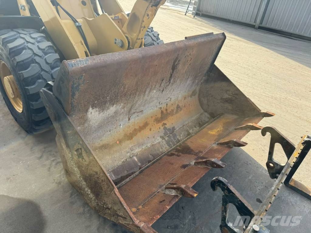 CAT 906M Фронтальные погрузчики