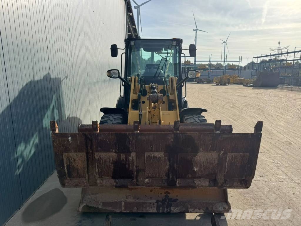CAT 906M Фронтальные погрузчики