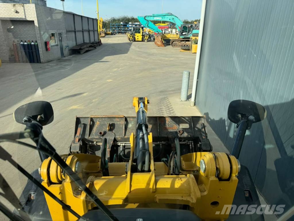 CAT 906M Фронтальные погрузчики