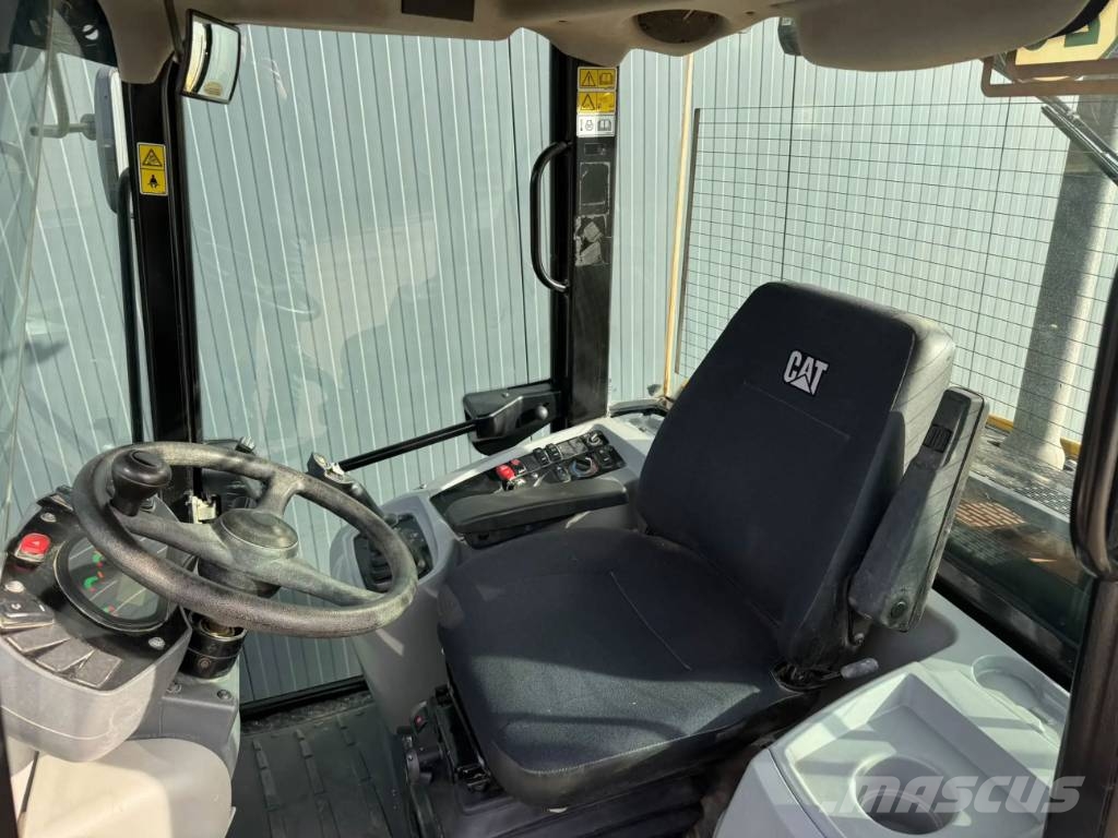 CAT 906M Фронтальные погрузчики