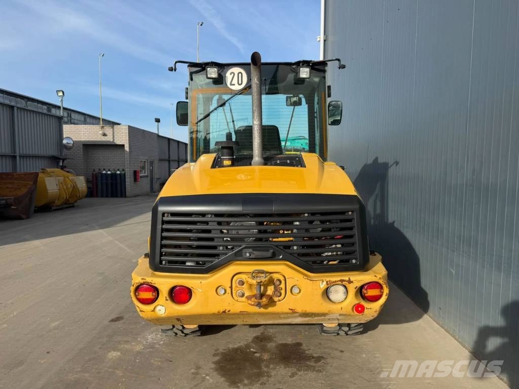 CAT 906M Фронтальные погрузчики