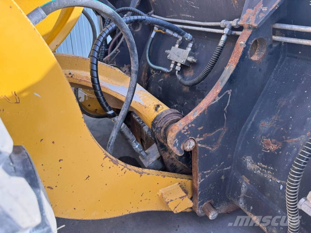 CAT 906M Фронтальные погрузчики