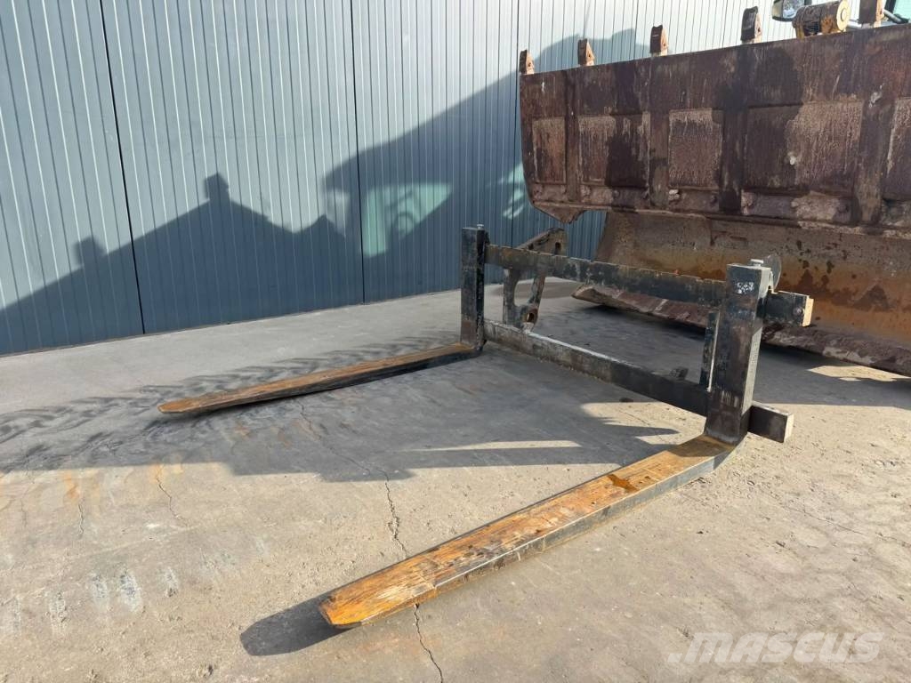 CAT 906M Фронтальные погрузчики