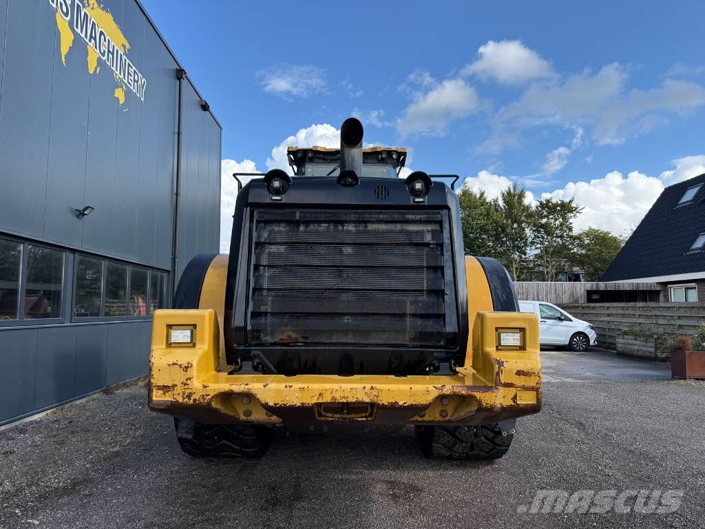 CAT 982 M لوادر بعجل