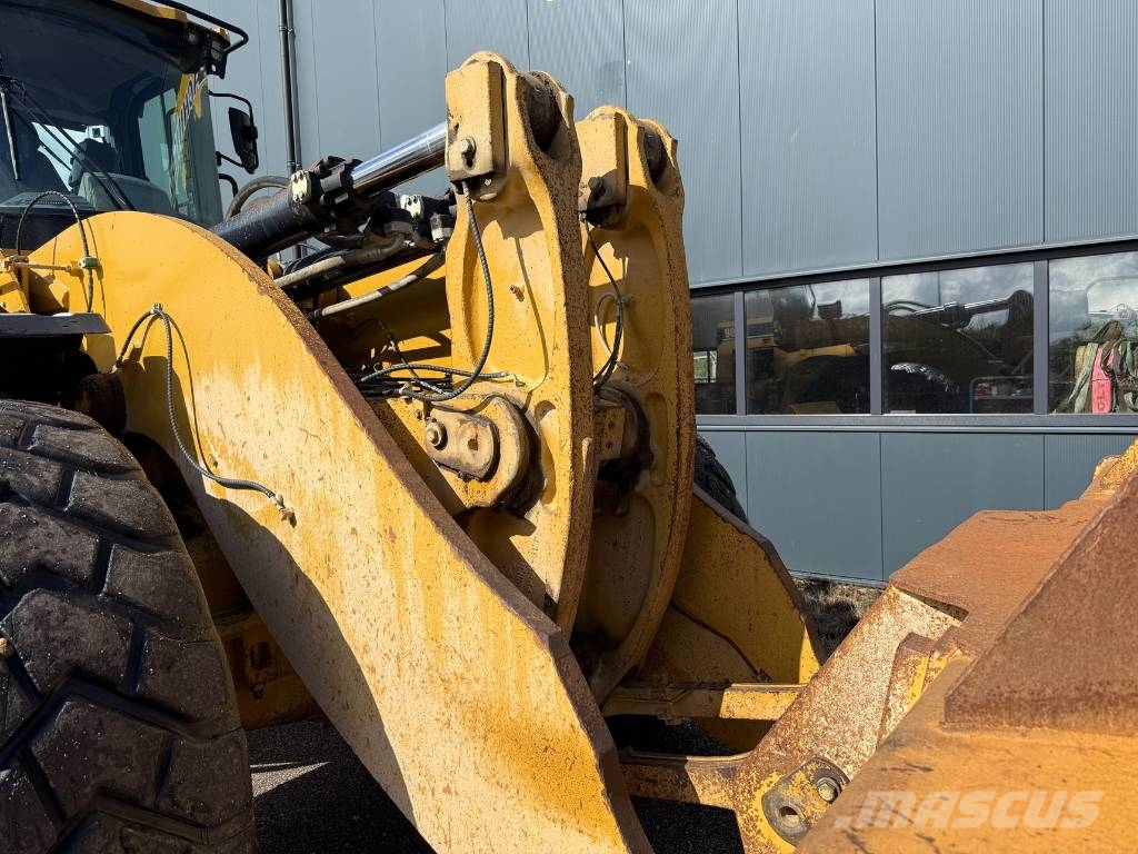 CAT 982 M لوادر بعجل