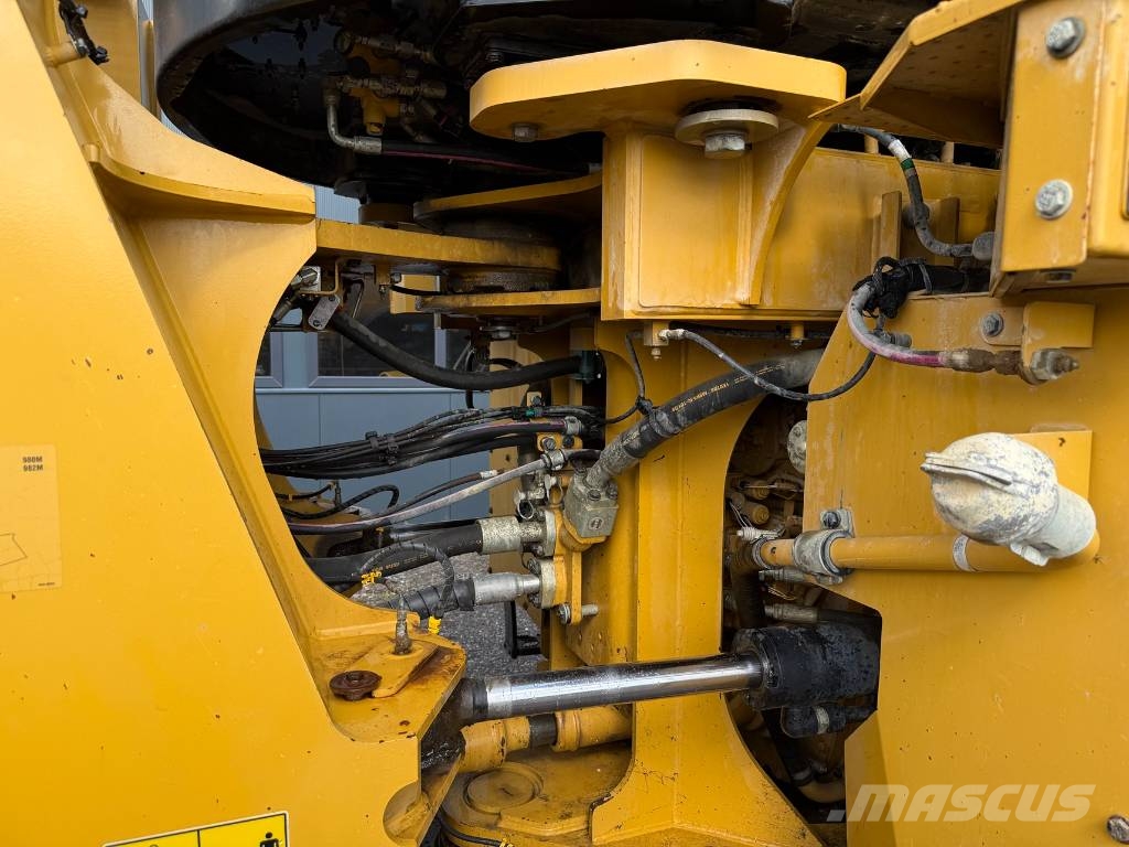 CAT 982 M لوادر بعجل