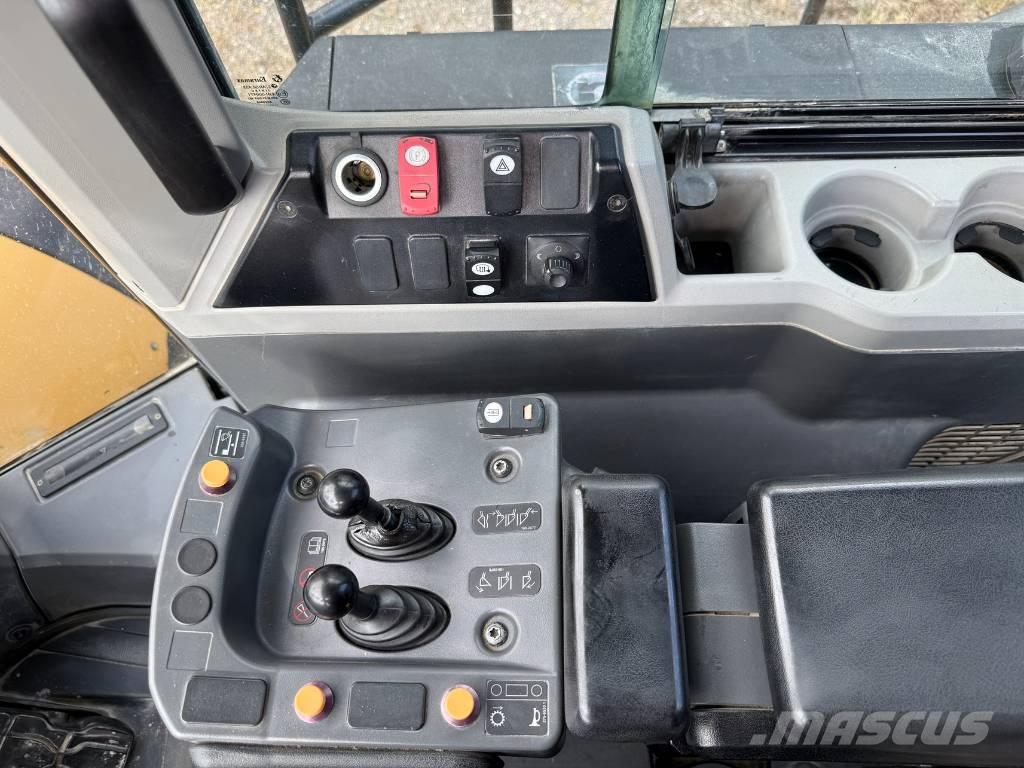 CAT 982 M لوادر بعجل