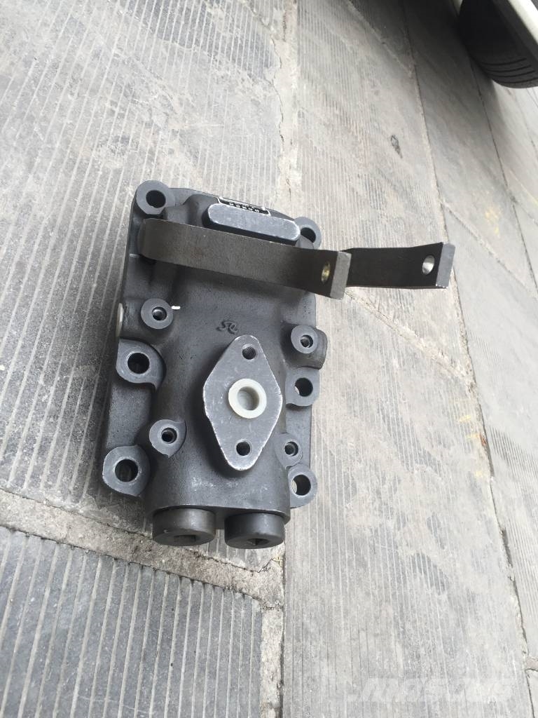Komatsu D65E-8 steering valve assembly 144-40-00100 Getriebe
