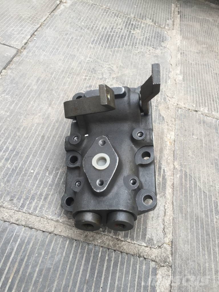 Komatsu D65E-8 steering valve assembly 144-40-00100 Getriebe