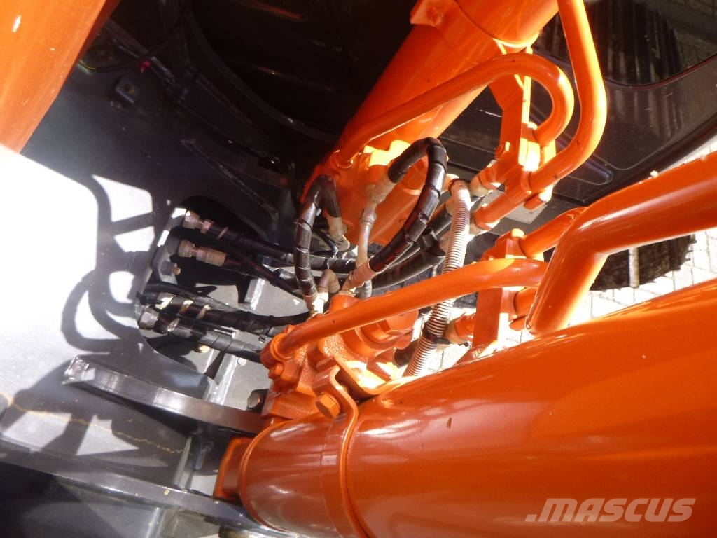 Hitachi ZX 130 LC N-6 履带挖掘机