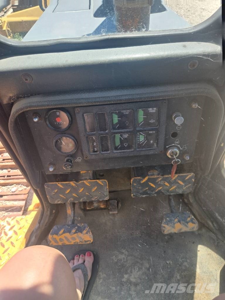 Dressta TD9M Crawler dozers