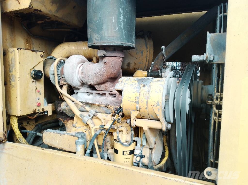 CAT 936 لوادر بعجل