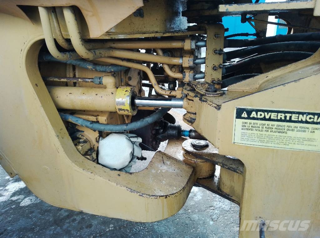 CAT 936 لوادر بعجل