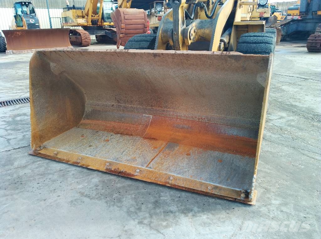 CAT 936 لوادر بعجل