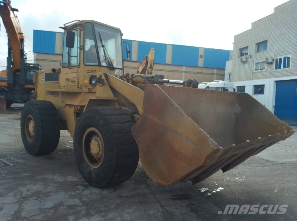 CAT 936 لوادر بعجل