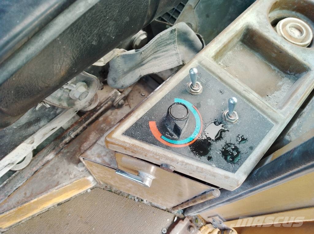 CAT 936 لوادر بعجل