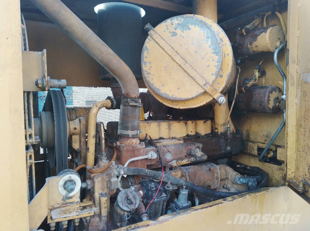 CAT 936 لوادر بعجل