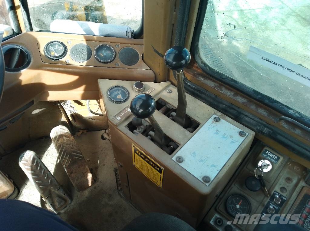 CAT 936 لوادر بعجل