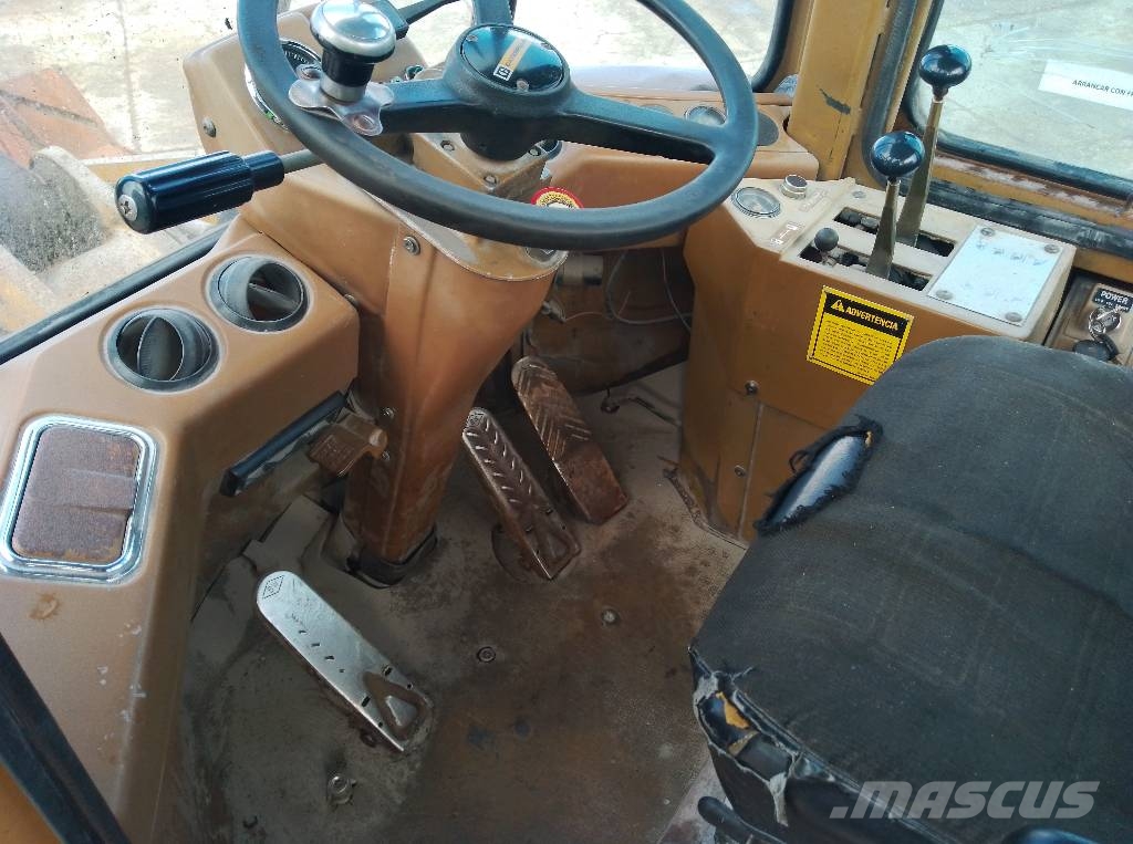 CAT 936 لوادر بعجل