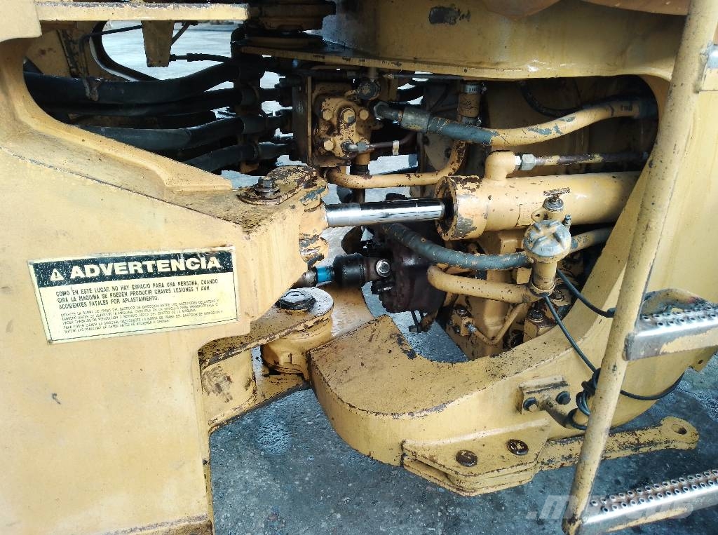 CAT 936 لوادر بعجل