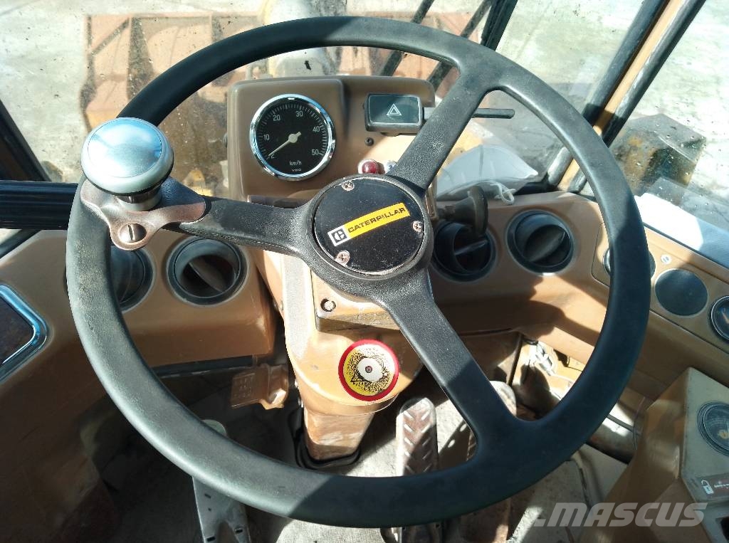 CAT 936 لوادر بعجل