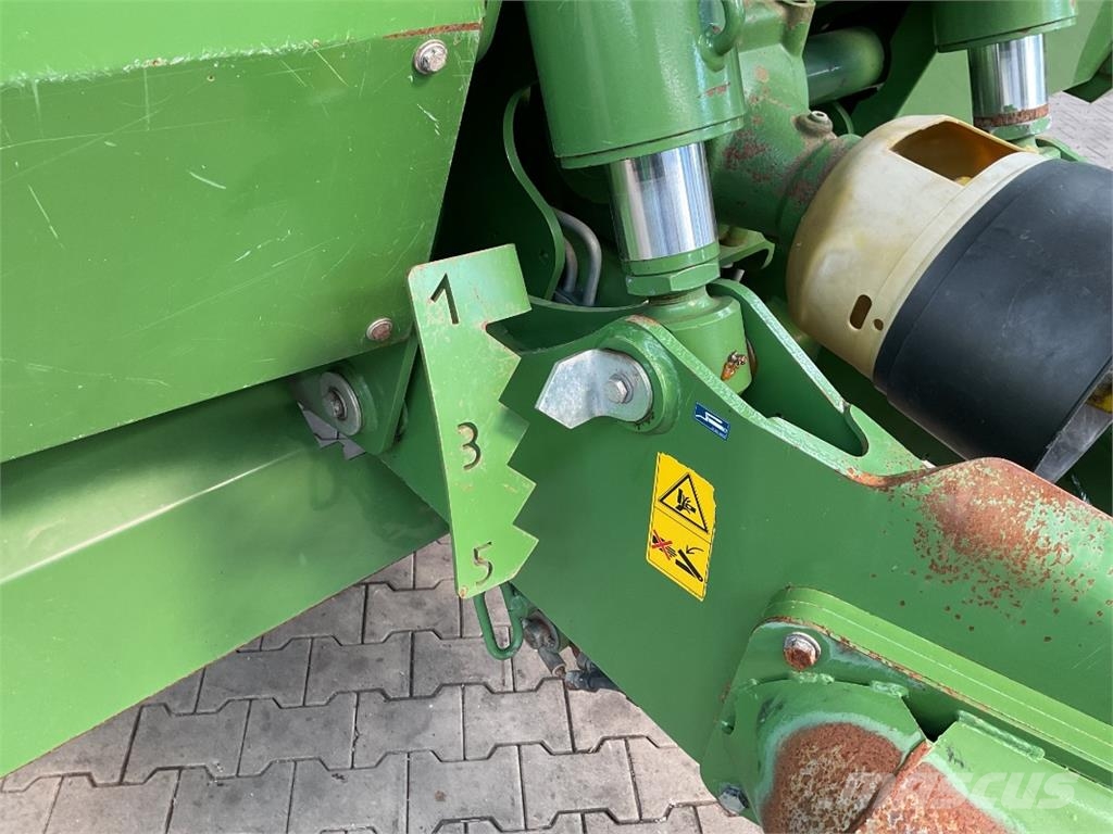 Krone TX 560 معدات التعامل مع المواد ووضعها