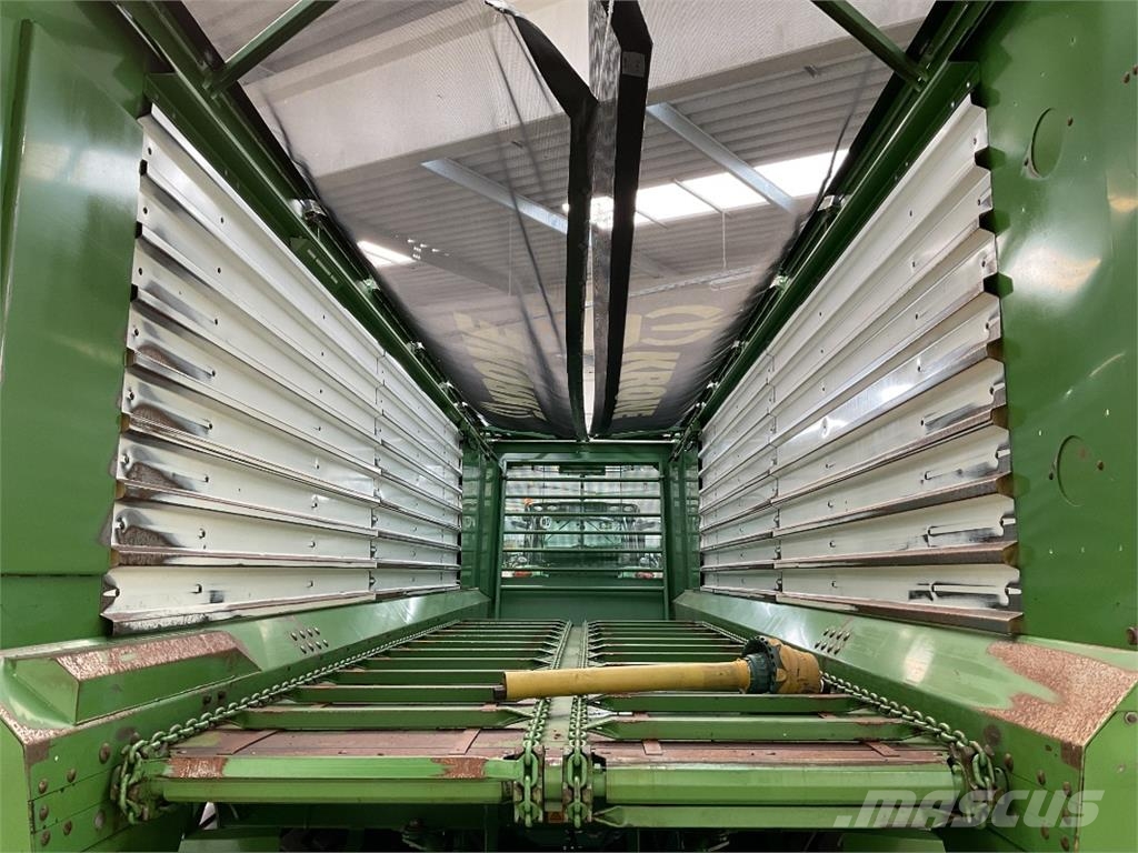 Krone TX 560 معدات التعامل مع المواد ووضعها