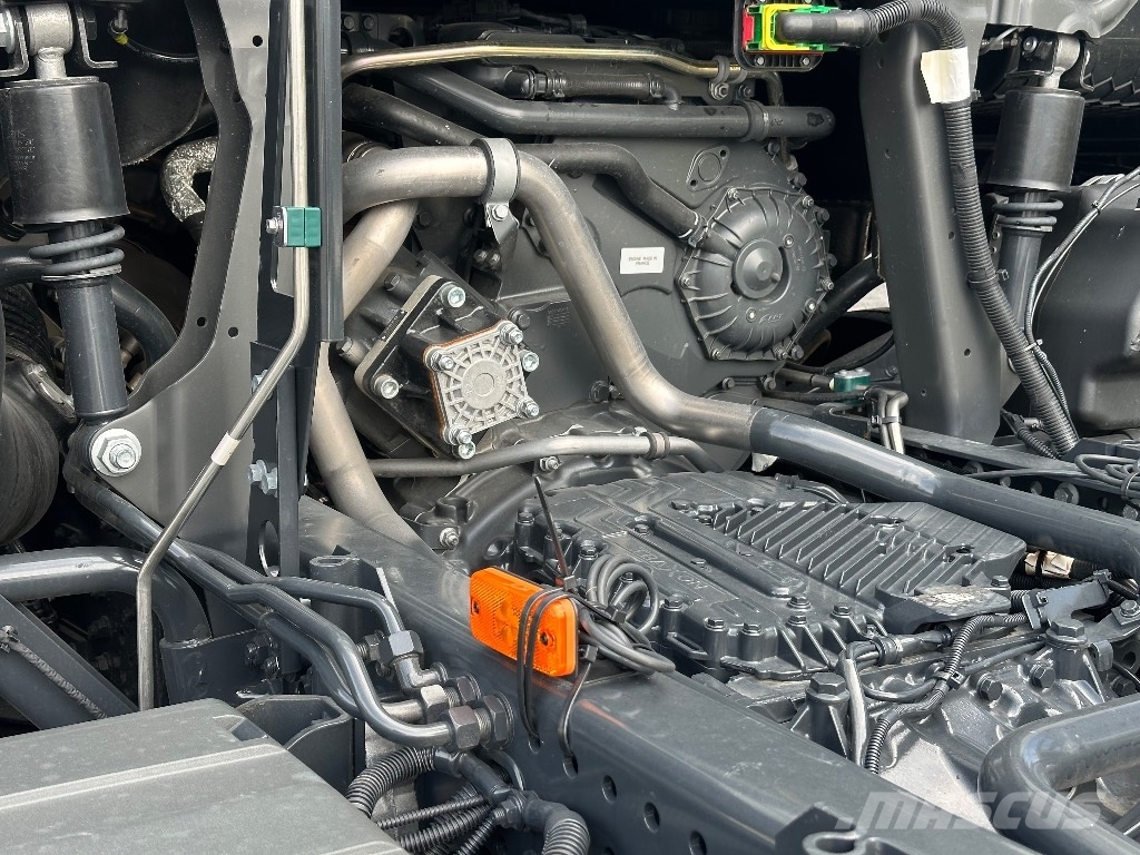 Iveco S-Way AS26S50 NP 2xLNG 6x2*4 Camion cabina sasiu