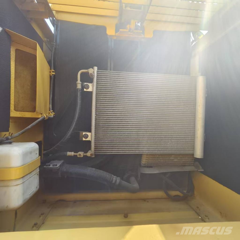 Komatsu PC 220-8 Гусеничні екскаватори