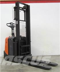BT SPE 200 Pedestrian stacker