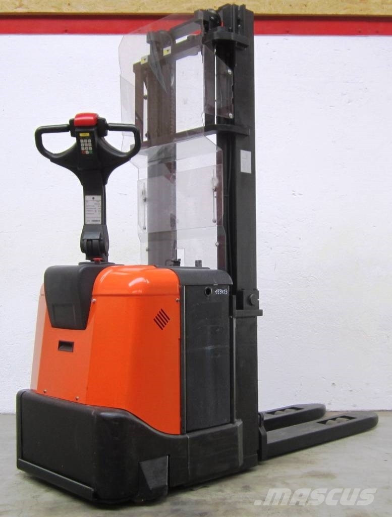 BT SPE 200 Pedestrian stacker