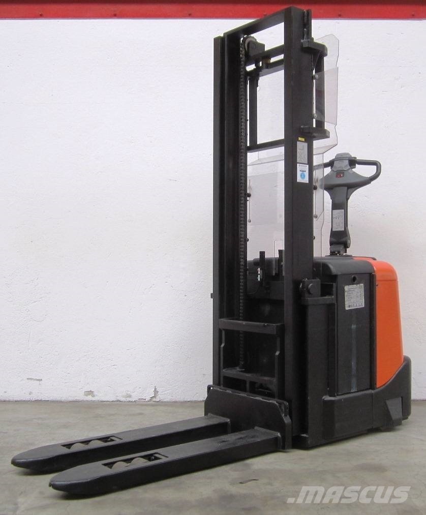 BT SPE 200 Pedestrian stacker