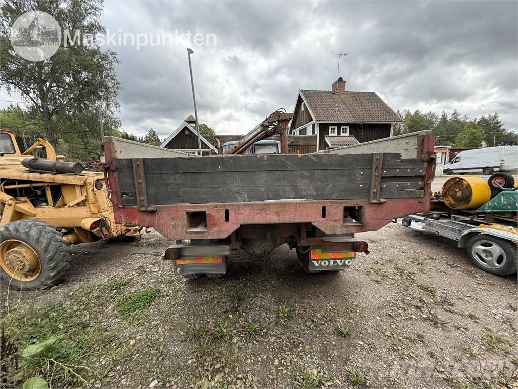 Volvo L49506 S2 Förlängd Camion plateau ridelle avec grue