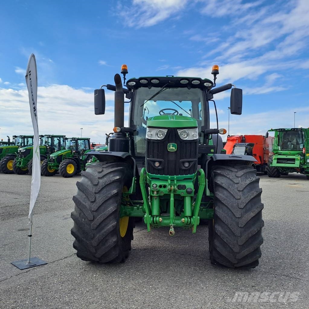 John Deere 6215 R AutoPower الجرارات