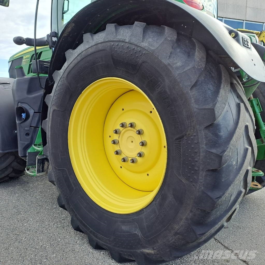 John Deere 6215 R AutoPower الجرارات