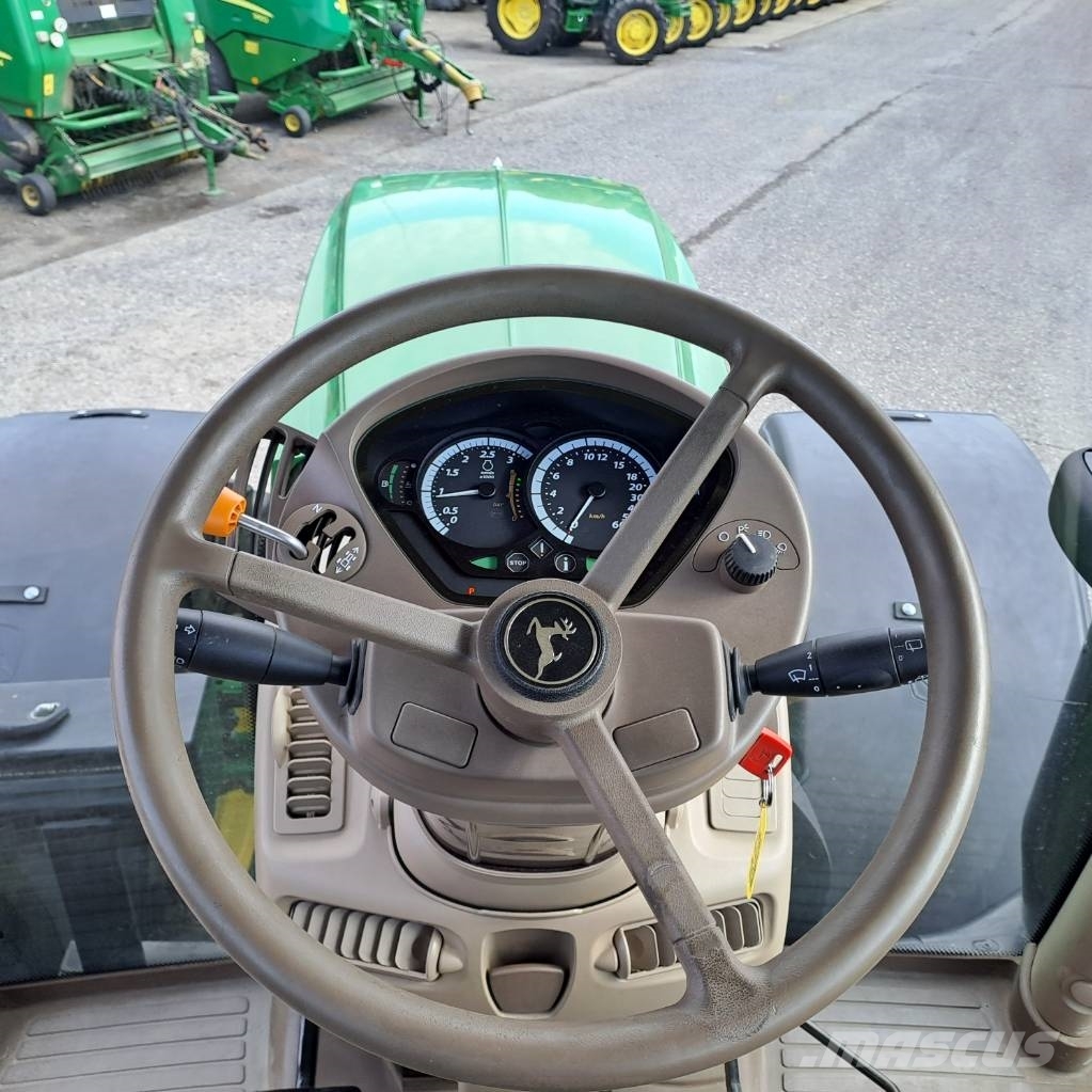 John Deere 6215 R AutoPower الجرارات
