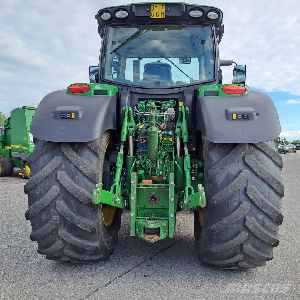 John Deere 6215 R AutoPower الجرارات