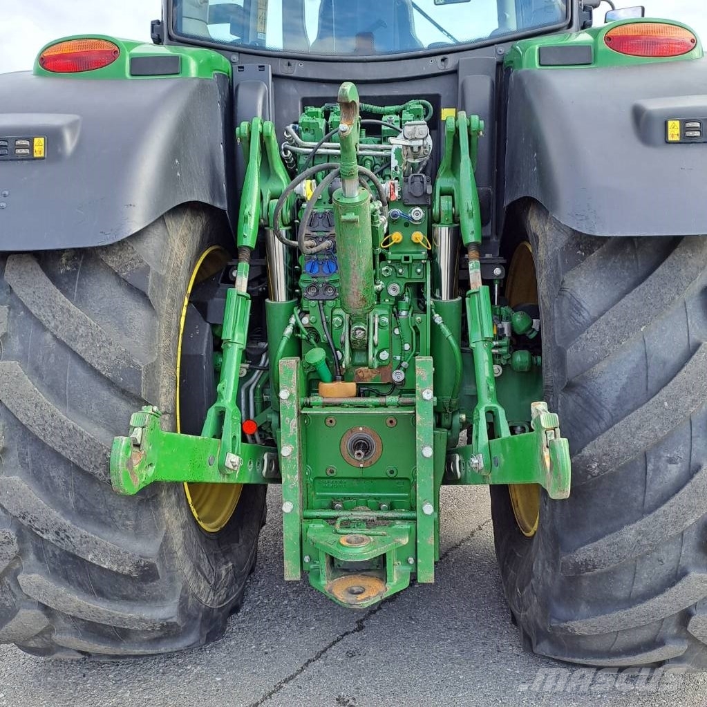 John Deere 6215 R AutoPower الجرارات