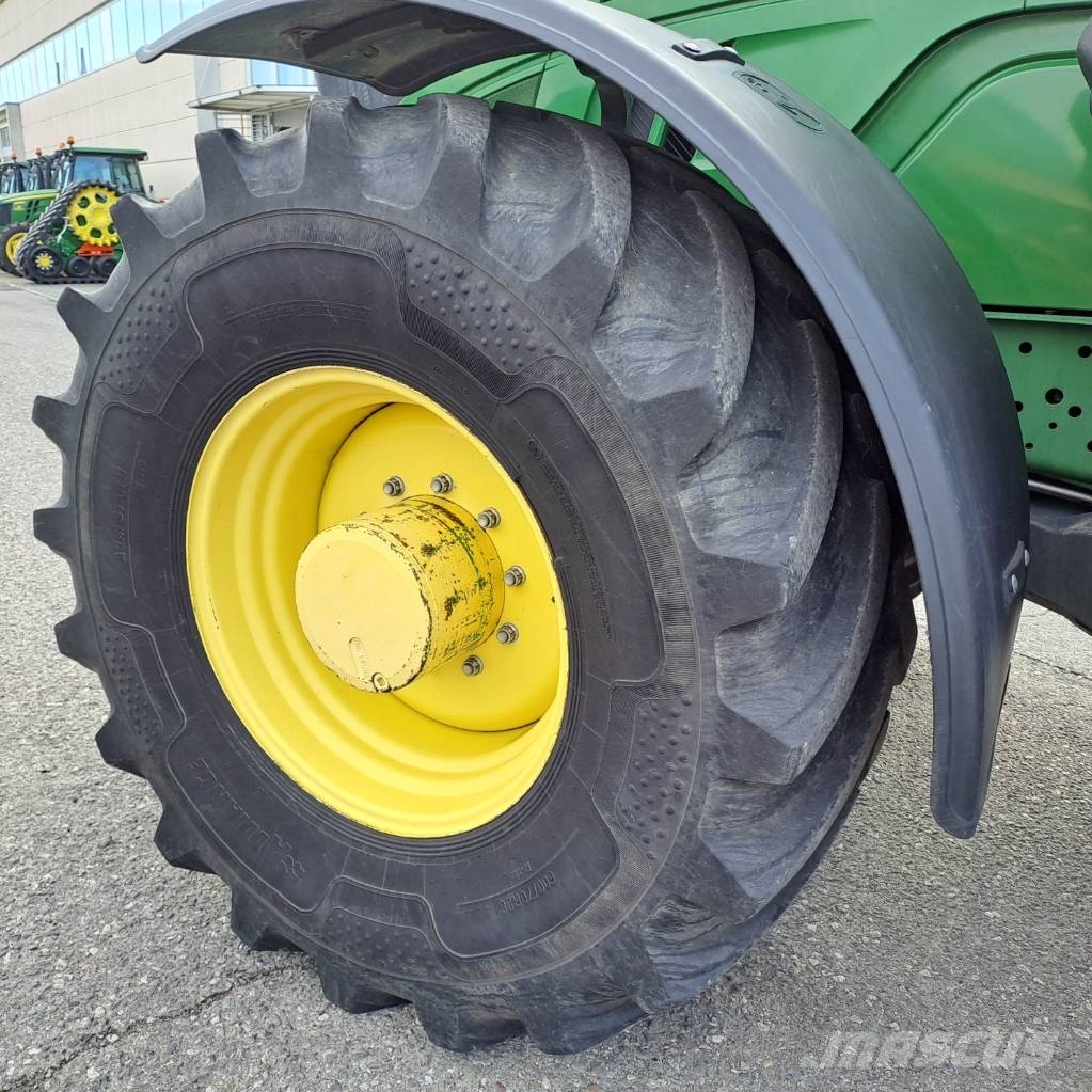 John Deere 6215 R AutoPower الجرارات