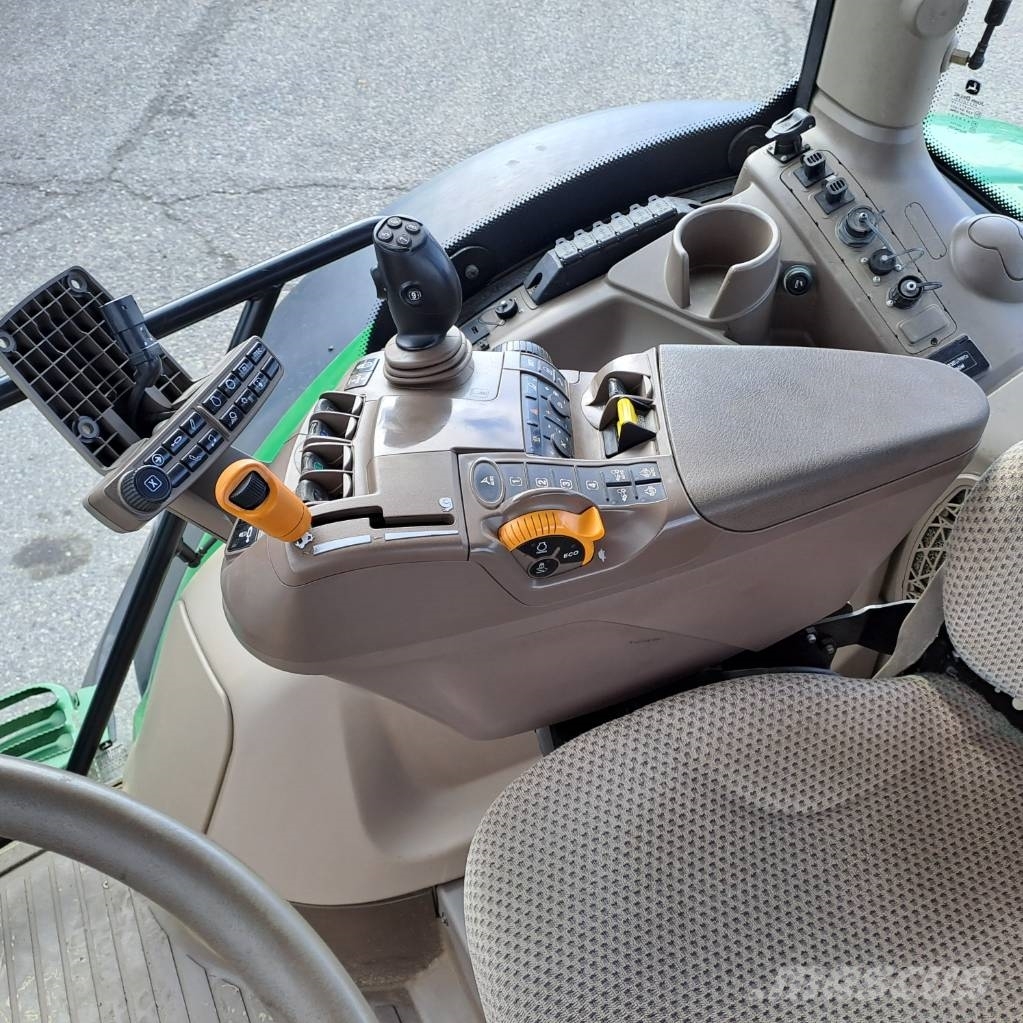 John Deere 6215 R AutoPower الجرارات