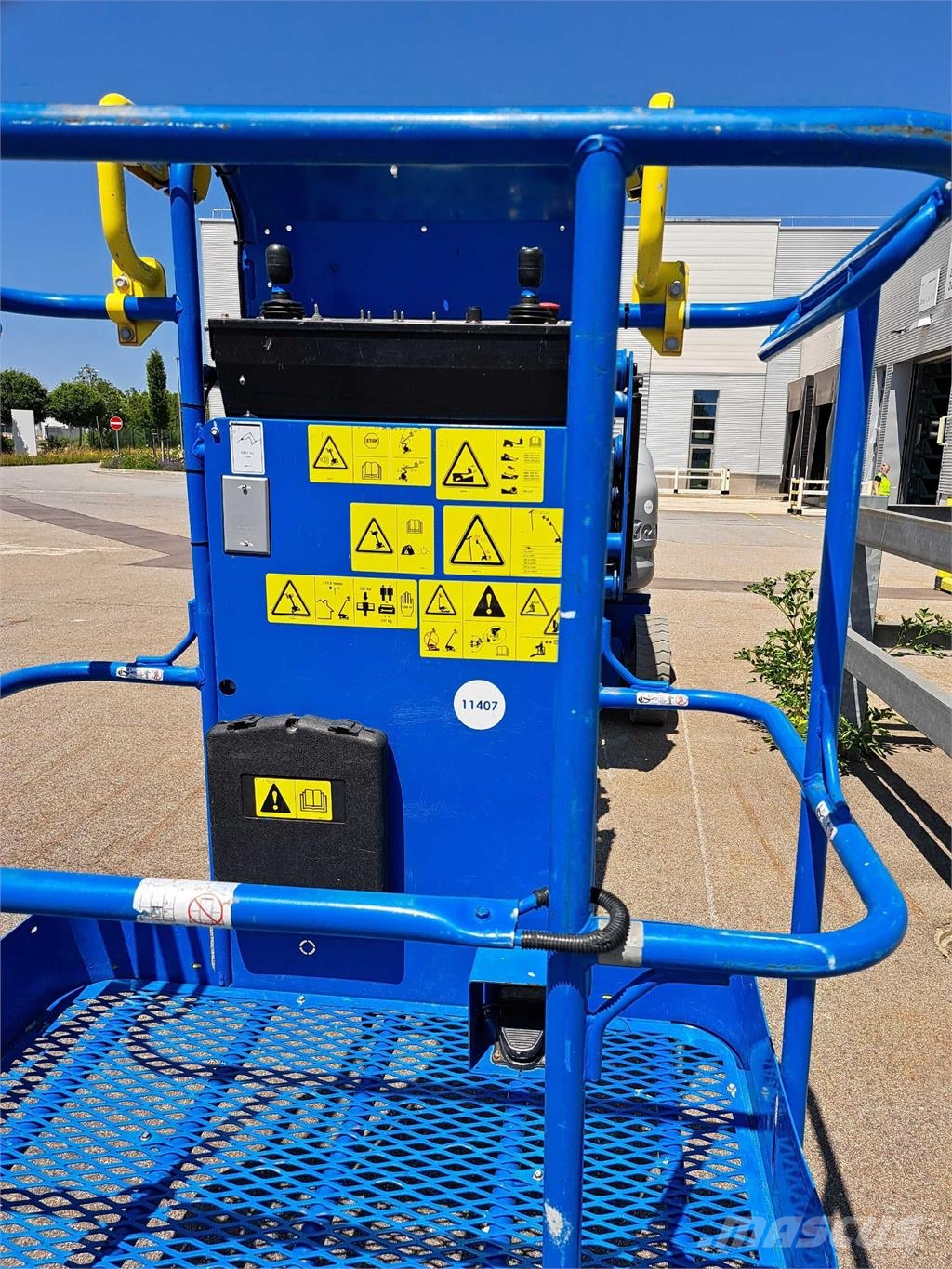 Genie Z40NRJ Plataformas con brazo de elevación manual