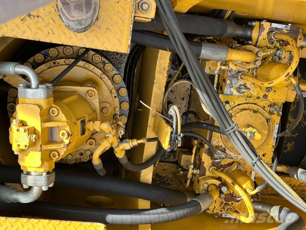 CAT 6015 Rupsgraafmachines