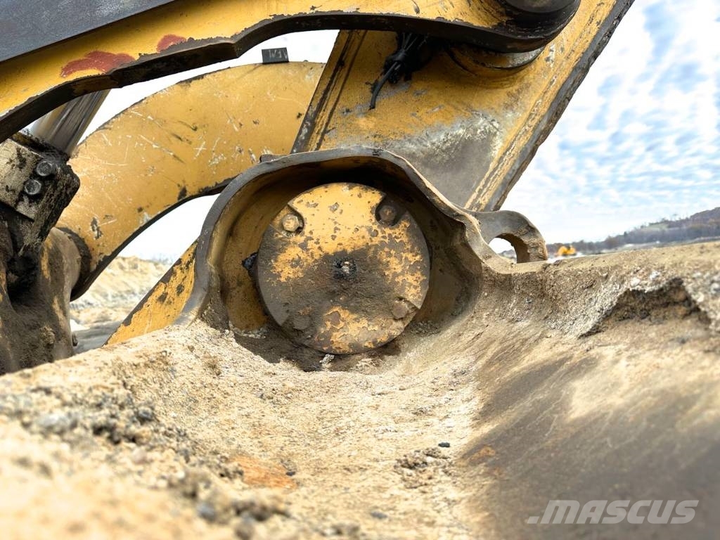 CAT 6015 Rupsgraafmachines